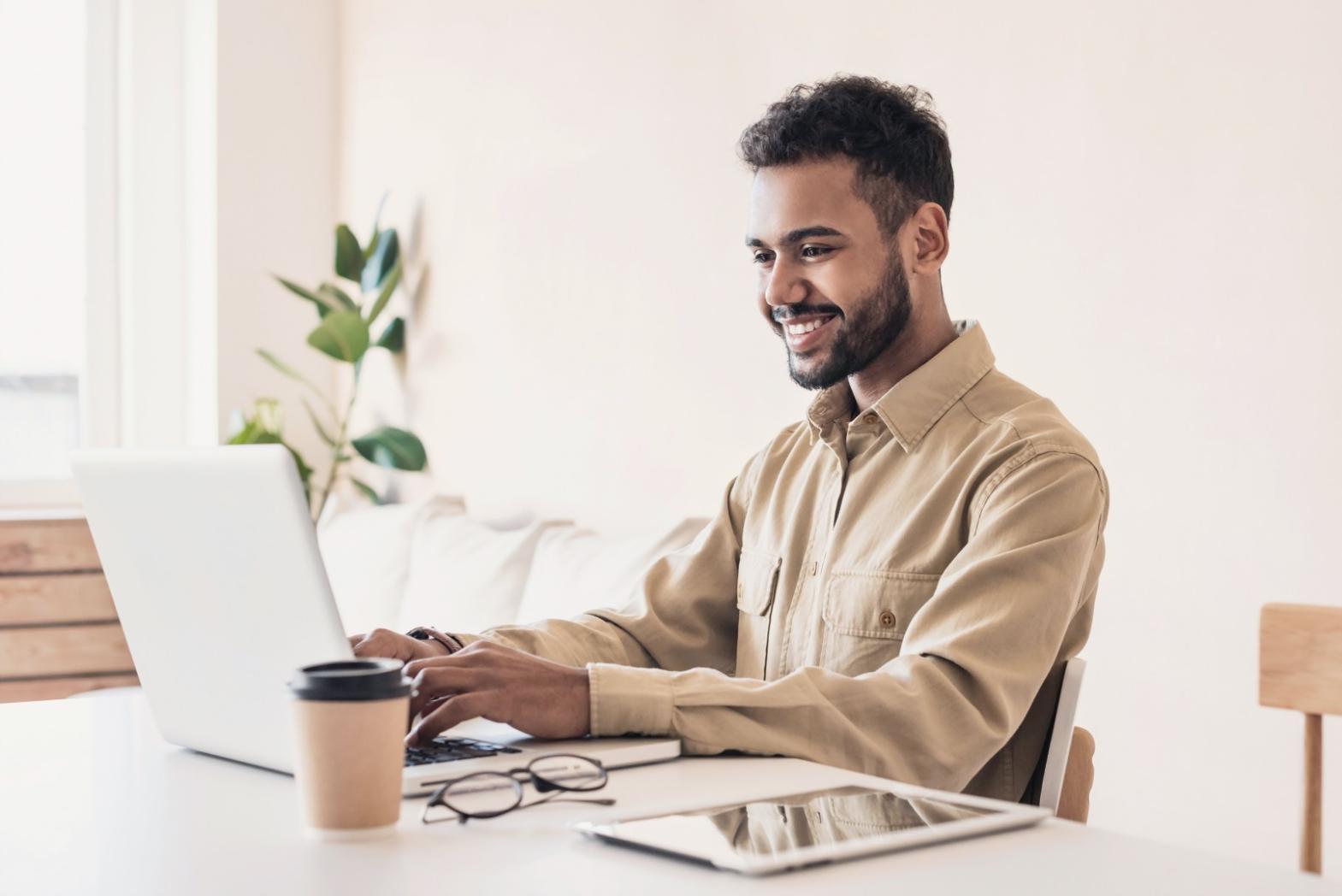 Workshop-Situation mit Laptops und SEO-Auswertungen