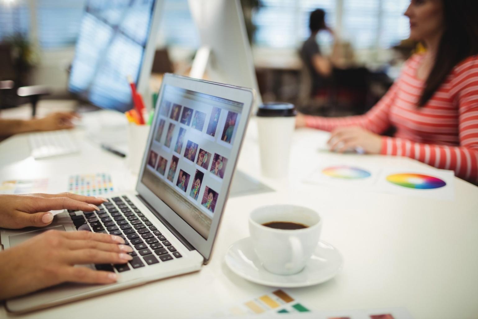 Seminarraum mit Teilnehmenden beim strategischen Austausch