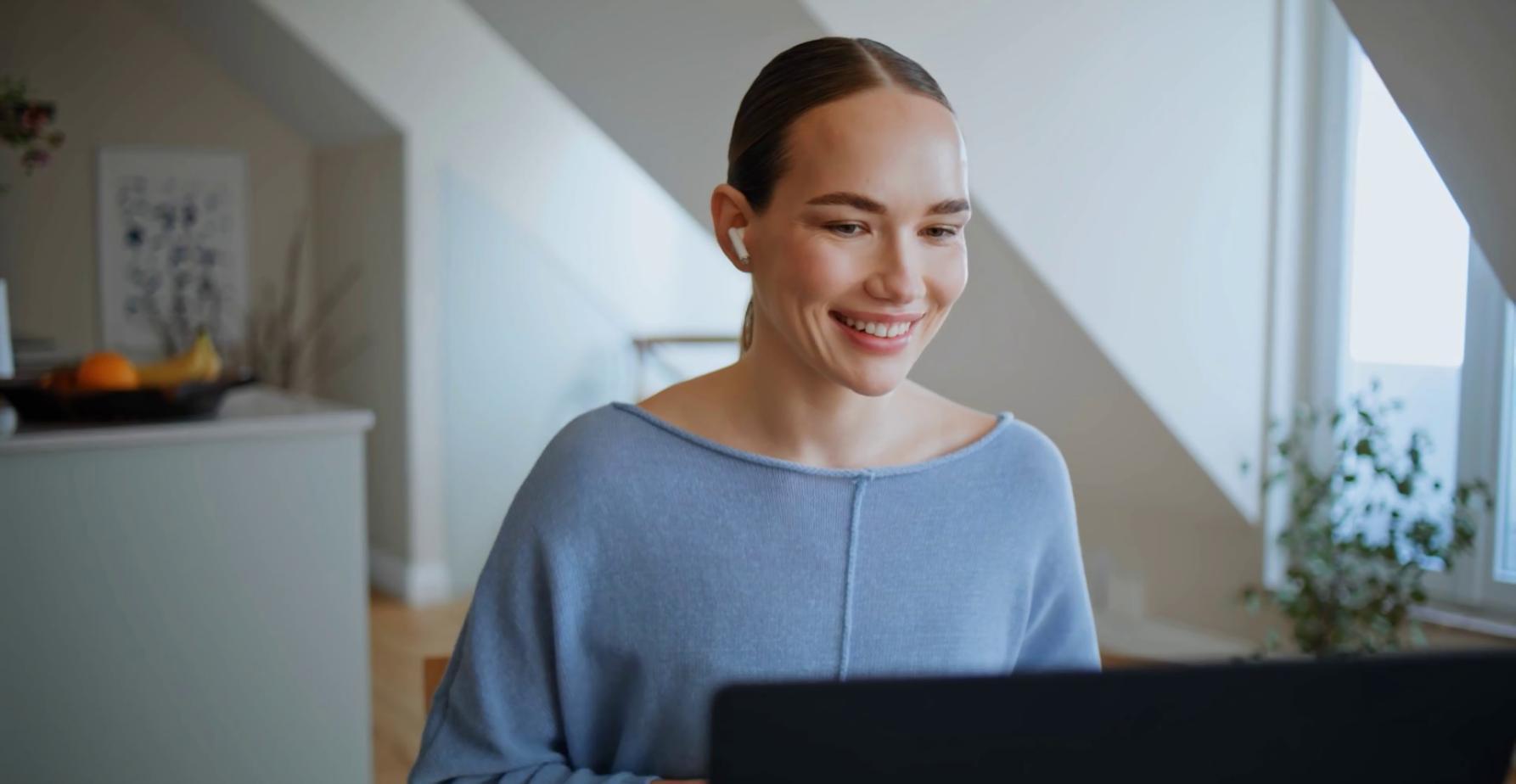 Professionelles Team bei gemeinsamer Analyse von SEO-Daten